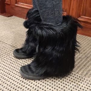Woman's Boots . Warm and comfy. Natural fur
